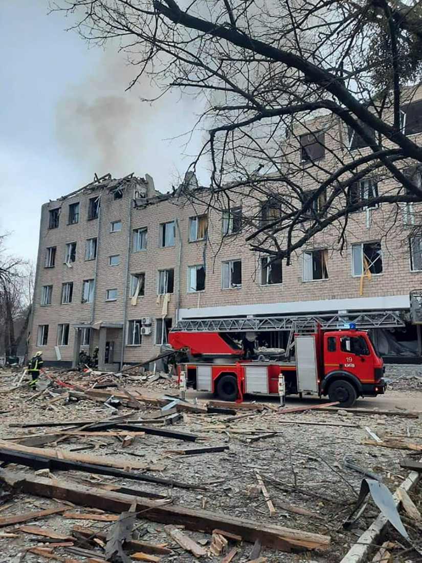 Kijev, 2022. február 24.
Az ukrán belügyminisztérium sajtószolgálata által közreadott kép egy tüzérségi találatot kapott katonai épületről Kijevben 2022. február 24-én. Vlagyimir Putyin orosz elnök február 24-én hajnalban katonai mûvelet végrehajtását rendelte el a Donyec-medencében, leszögezve, hogy Oroszország tervei között nem szerepel Ukrajna megszállása, ugyanakkor törekedni fog az ország demilitarizálására. Az orosz erők mindazonáltal Ukrajna más térségeiben is támadtak katonai célpontokat, és támadást indítottak az oroszbarát szakadárok is az általuk ellenőrzött kelet-ukrajnai területeken. Az ukrán vezetés hadiállapotot vezetett be. A nyugati világ elítélte az orosz hadmûveletet, és súlyos szankciókat helyezett kilátásba Moszkva ellen.
MTI/EPA/Ukrán belügyminisztérium sajtószolgálata