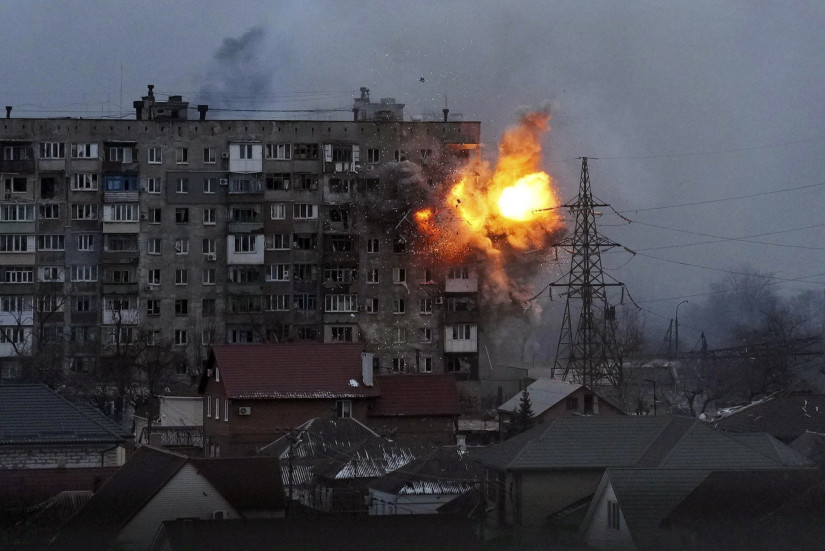 Orosz lövedék becsapódása egy lakóházba a dél-ukrajnai Mariupolban 2022. március 11-én. (Jevhen Maloletka, MTI/MTVA)