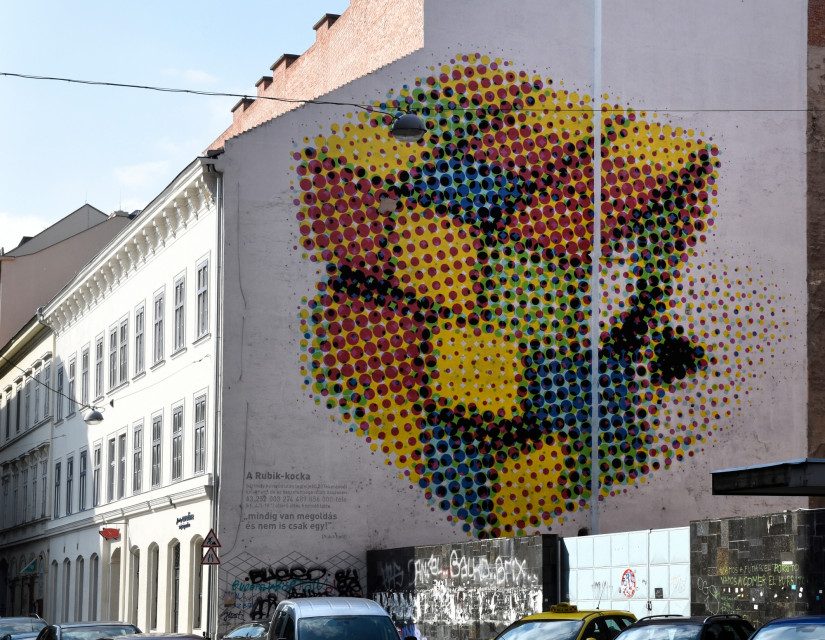 A Neopaint Works alkotócsoport 20. budapesti tűzfalfestménye, egy 250 m2-es falfelületre festett Rubik-kocka a VII. kerület, Rumbach Sebestyén utcában.
Fotó: MTVA/Bizományosi: Róka László