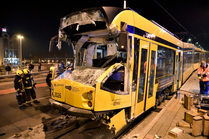 Budapest, 2022. december 20.
Ráfutásos balesetben összeroncsolódott Combino villamosok mûszaki mentését végzik Budapest IX. kerületében, a Boráros térnél 2022. december 19-én. Az este történt baleset helyszínéről a mentők egy súlyos és öt könnyebb sérültet vittek kórházba. Reggelre helyreállt a közlekedés a 4-es és a 6-os villamos vonalán.
MTI/Lakatos Péter