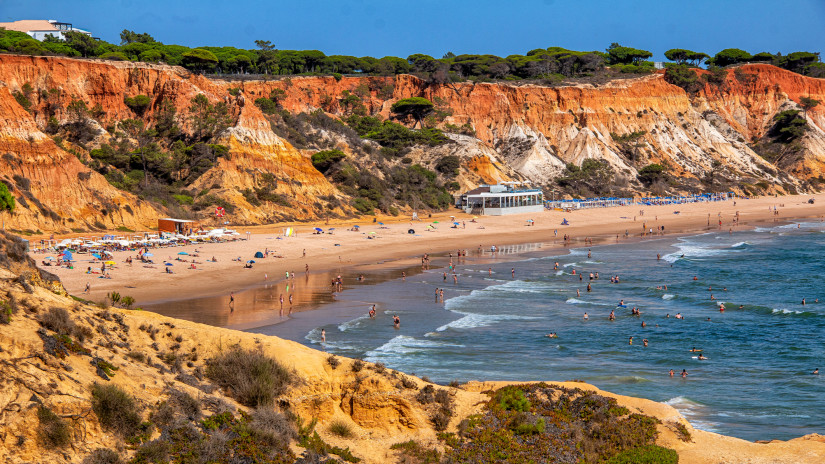 Falesia Beach, Albufeira, Algarve. 18 September 2022. Lots of sunbathers enjoying a nice late summer day at Falesia Beach, Albufeira. The characteristic reddish cliffs make this setting one of the most spectacular on the Algarve coastline.
