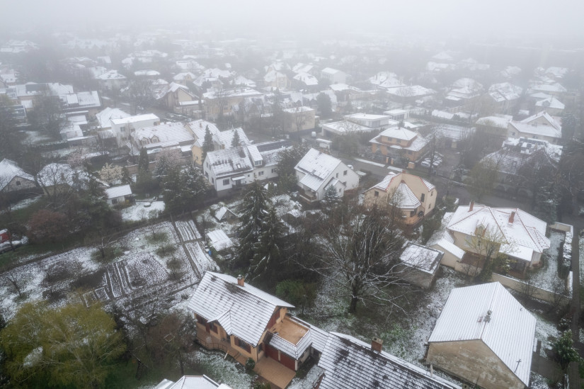 Debrecen, 2023. április 7.
A drónnal készített képen havas háztetők Debrecenben 2023. április 7-én.
MTI/Czeglédi Zsolt