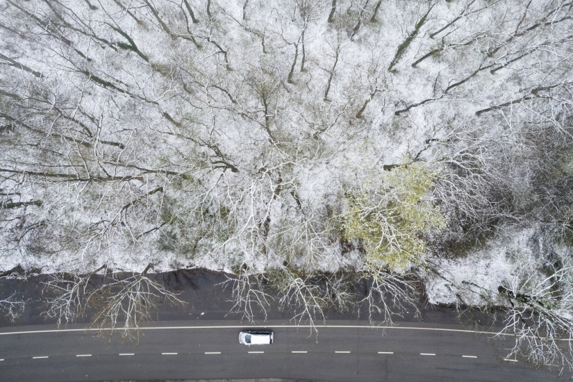 Debrecen, 2023. április 7.
A drónnal készített képen autó az úton egy behavazott erdő mellett Debrecenben 2023. április 7-én.
MTI/Czeglédi Zsolt