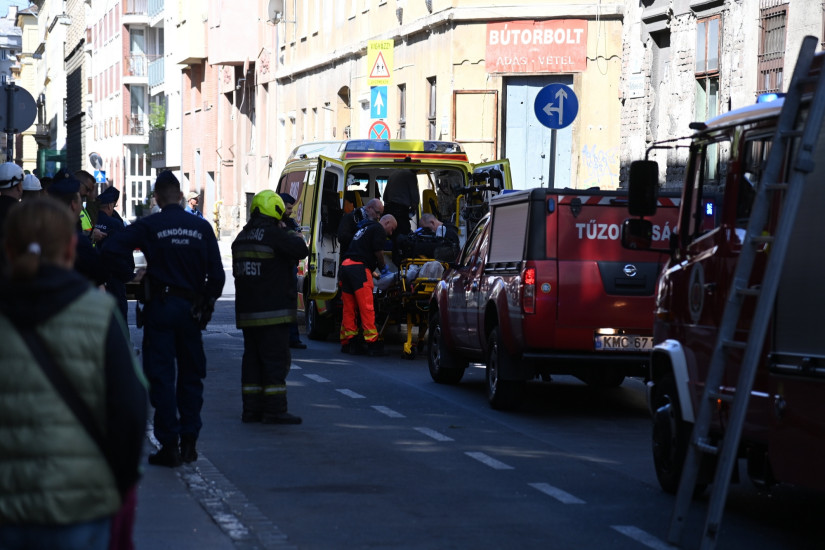 Budapest, 2023. május 1.
Mentők egy sérültet tesznek a mentőautóba a főváros VIII. kerületében, egy Bérkocsis utcai ház előtt, ahol az épületben gázrobbanás történt 2023. május 1-jén. Az egyemeletes társasházban a födém beszakadt, a falak megrogytak, ablakok, ajtók szakadtak ki, tûz azonban nem keletkezett. Egy embert a romok alól emeltek ki a tûzoltók, majd a mentők kórházba vitték.
MTI/Mihádák Zoltán
