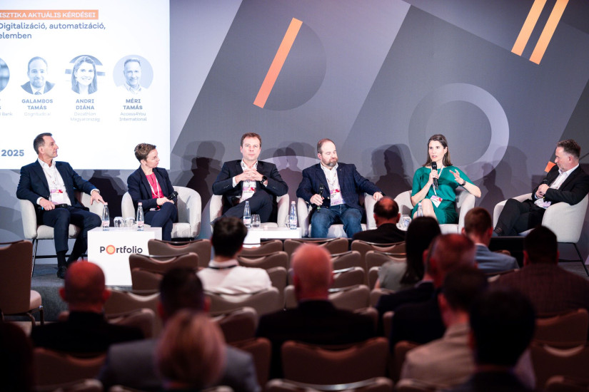 Székács Tibor, a Kende Retail Operation Kft. ügyvezető igazgatója és társtulajdonosa, Nagy-Józsa Dorkaa a Y2Y Ltd.  CEO-ja, Luspay Miklós, a Magyar Nemzeti Bank igazgatója, Galambos Tamás, a Cognitudo.ai társalapítója, Andri Diána, a Decathlon Magyarország fenntarthatósági vezetője és Méri Tamás, az Access4You International társalapítója és üzletfejlesztési igazgatója a Portfolio Retail Day 2025 konferencián
