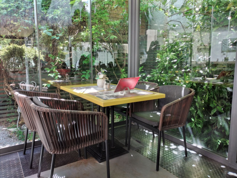 A Portré télikertjében csak kávézni is élmény (Fotó: Pais-H Szilvia)