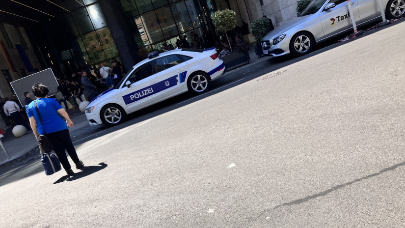 Német rendőrautók egy II. kerületi irodaház előtt. Fotó: olvasónk