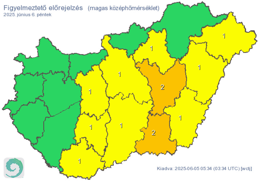 Városi szökőkút a forró nyári napsütésben
