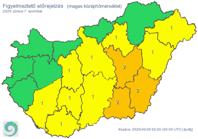 Városi szökőkút a forró nyári napsütésben