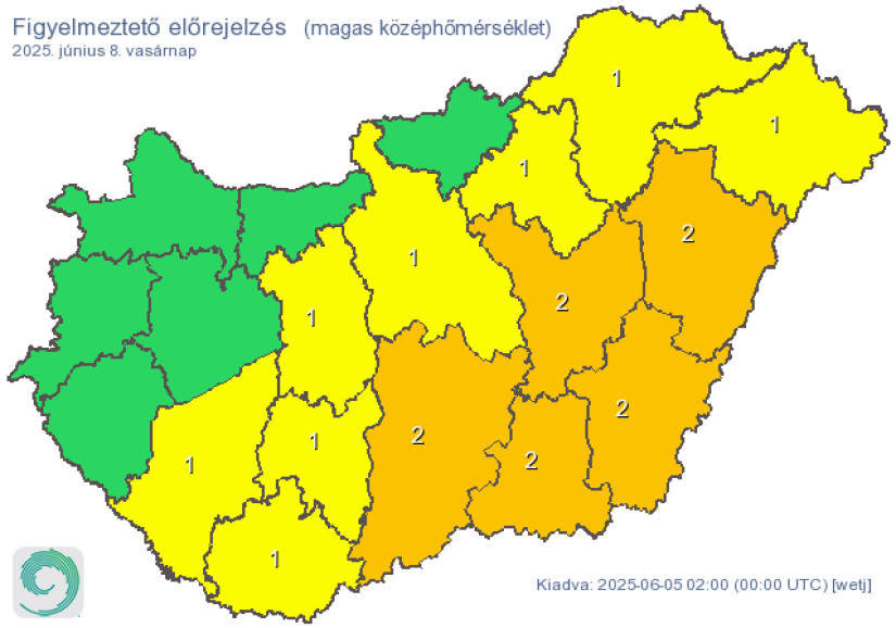 Városi szökőkút a forró nyári napsütésben