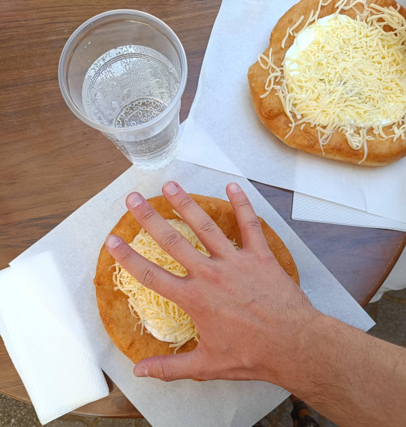 Ekkora lángost adnak 2700 forintért a csopaki strandon. Forrás: Reddit