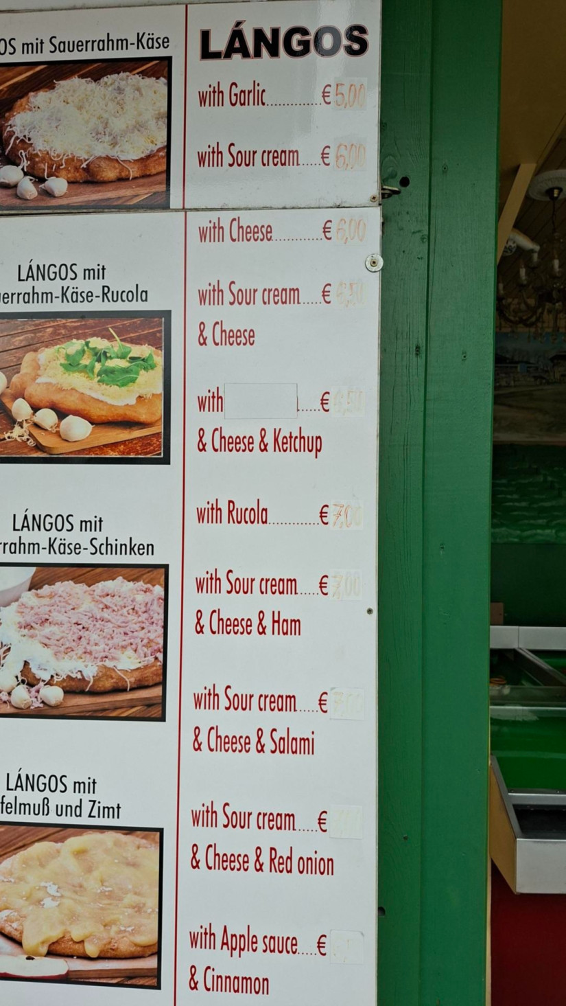 Lángosárak a bécsi Práterban 2025-ben.