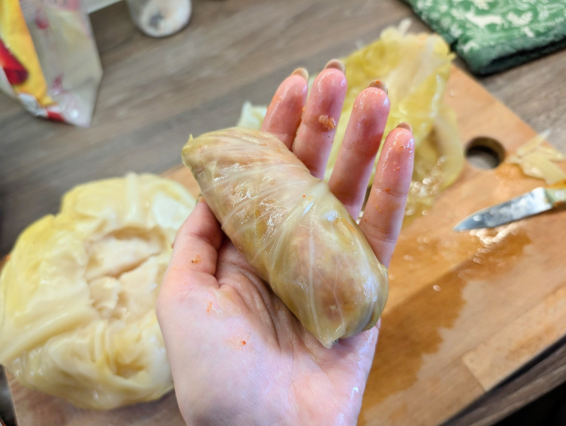 A savanyított káposztalevelek töltése