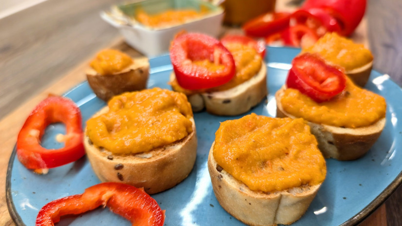 Erdélyi zakuszka pirítóson