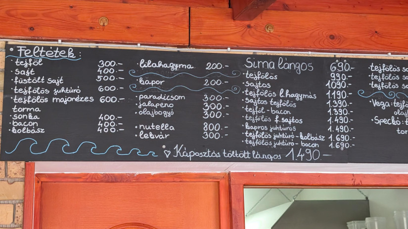 Lángos árak 2025 nyarán a Balatonbogláron található Lángos Paradicsom büfében.