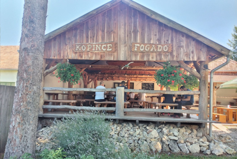 Kívülről a Kőpince (Pais-H Szilvia)