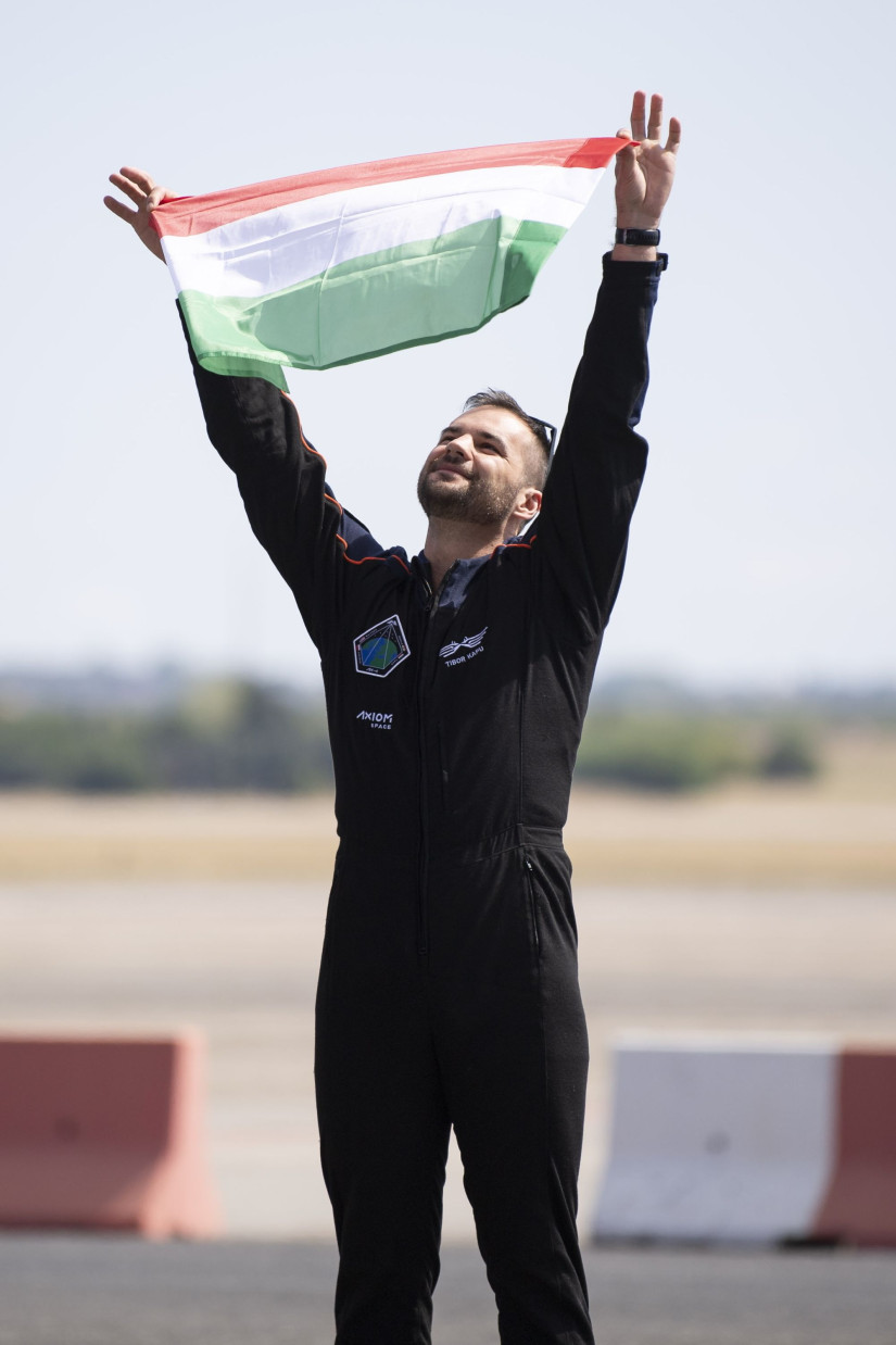 Kapu Tibor kutatóűrhajós sajtótájékoztatót tart érkezése után a Liszt Ferenc-repülőtéren 2025. augusztus 18-án.