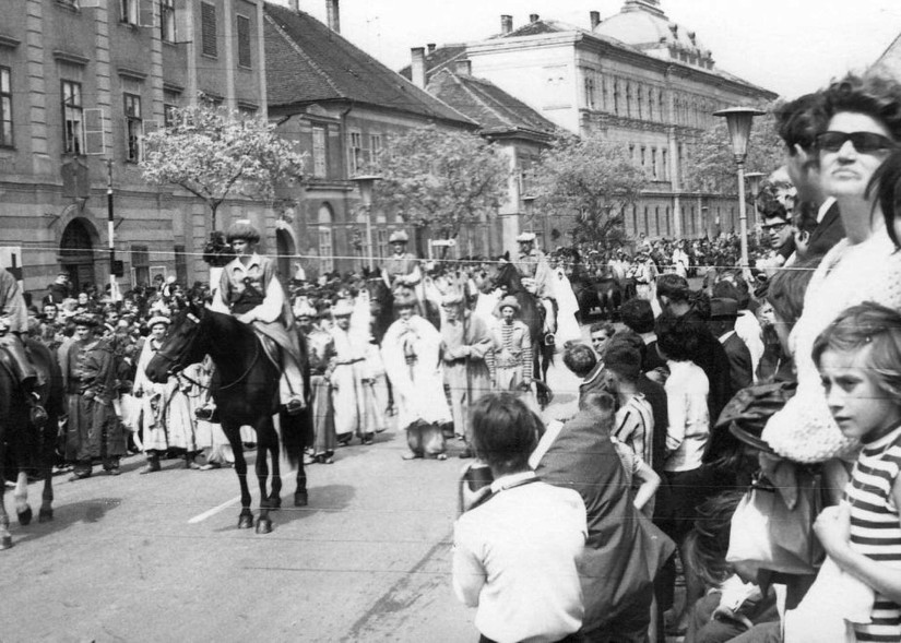 Szily János (Alkotmány) utca, a Savaria Történelmi Karnevál résztvevőinek felvonulása a Mindszenty József (Templom) tér közelében. Év: 1967
Fotó adományozó Kelemen Zoltán / Fortepan