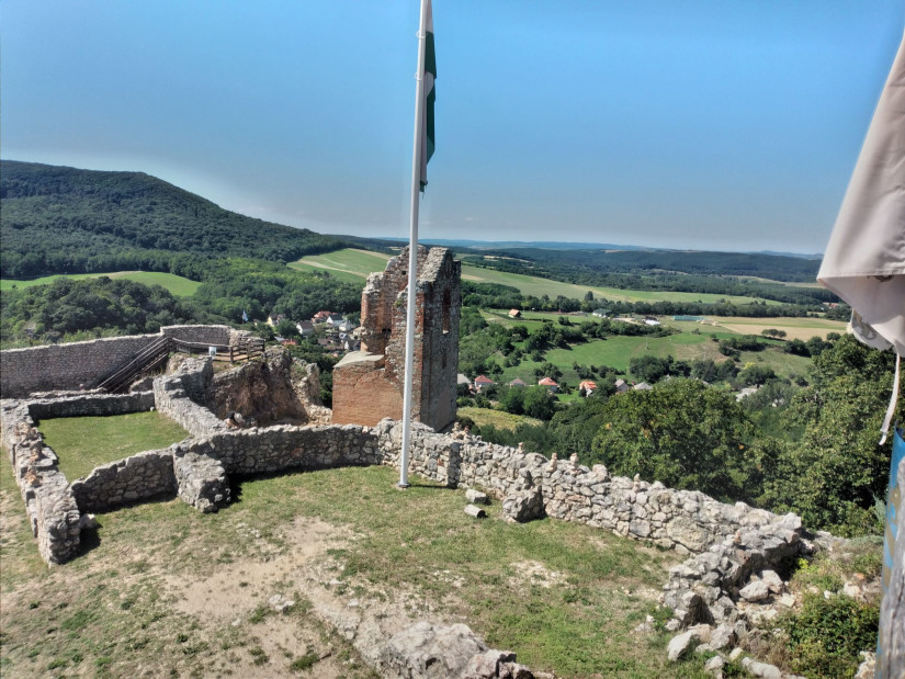 Alattunk a Bakony (látkép a csesztneki várból). Fotó: Pais-H Szilvia