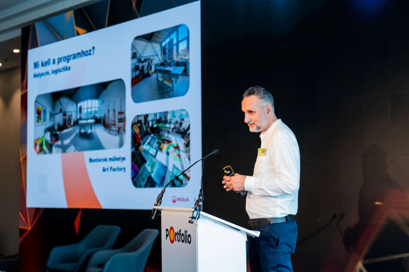 Hossala Tamás, gyermekvédelmi szakember, a Bolyai Farkas Gyermekotthoni Központ művészetterapeutája a Portfolio Sustainable World 2025 konferencián