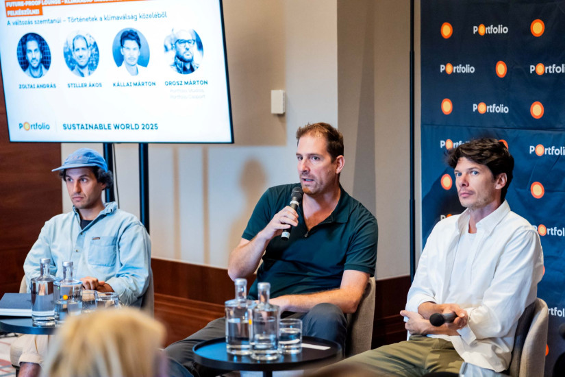 Zoltai András, Stiller Ákos és Kállai Márton fotográfusok a Portfolio Sustainable World 2025 konferencia Future-Proof Lounge szekciójában 2025. szeptember 4-én.