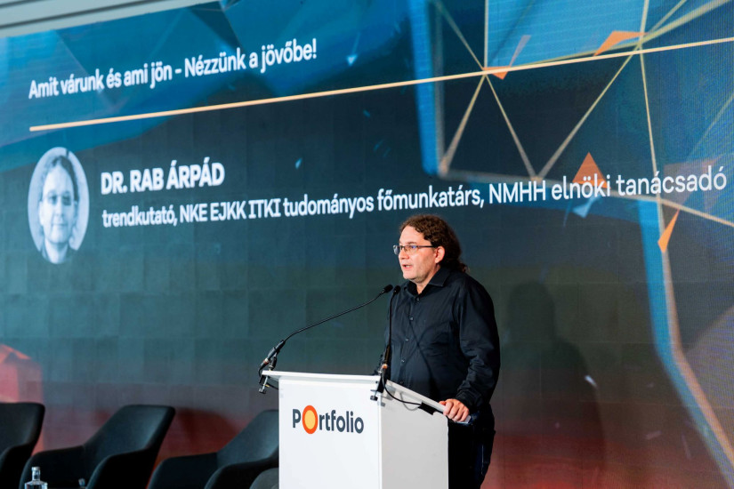 Dr. Rab Árpád, trendkutató, a Nemzeti Közszolgálati Egyetem tudományos főmunkatársa a Portfolio Sustainable World 2025 konferencián 2025. szeptember 4-én.