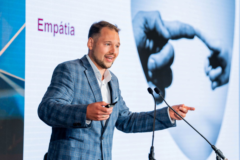 Takács Benedek szervezet- és sportpszichológus, a HR Partner Consulting trénere a Portfolio Sustainable World 2025 konferencián 2025. szeptember 4-én.