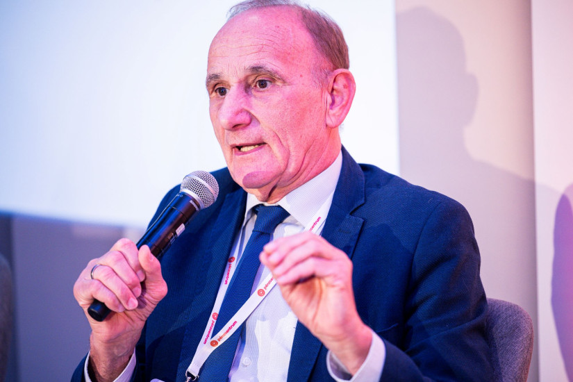 Dr. Gémesi György, a Magyar Önkormányzatok Szövetségének elnöke, Gödöllő város polgármestere a REA SUMMIT 2025 – Powered by Pénzcentrum konferencián 2025. szeptember 17-én.