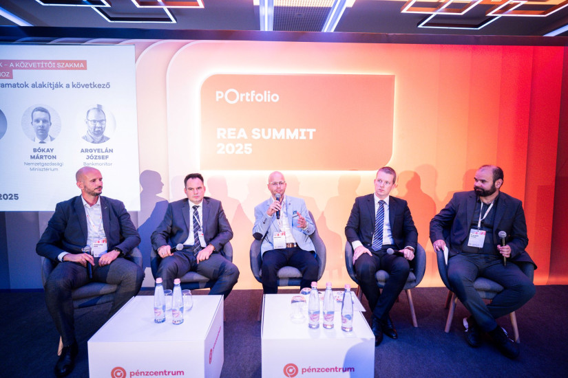 Szoboszlay Máté, a Faedra Group partnere, üzletfejlesztési és beruházási igazgatója, Pásztor András, Fundamenta Ingatlan Fundamenta Értéklánc ügyvezetője, Futó Péter, a zenga.hu elemzési vezetője, Bókay Márton, a Nemzetgazdasági Minisztérium nemzetközi pénzügyi kapcsolatokért felelős helyettes államtitkára és Argyelán József, a Bankmonitor elemzési igazgatója a REA SUMMIT 2025 – Powered by Pénzcentrum konferencia másofik szekciójának egyik panelbeszélgetésén 2025. szeptember 17-én.