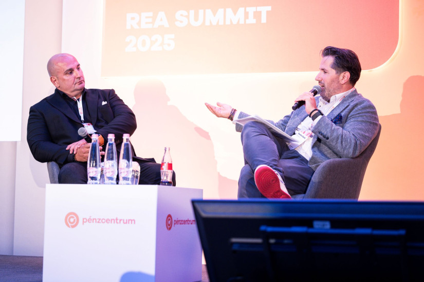Csorba Dániel ingatlanos, youtuber és Görzsöny Péter ingatlan szoftverfejlesztő a A REA SUMMIT 2025 – Powered by Pénzcentrum konferencián 2025. szeptember 17-én.