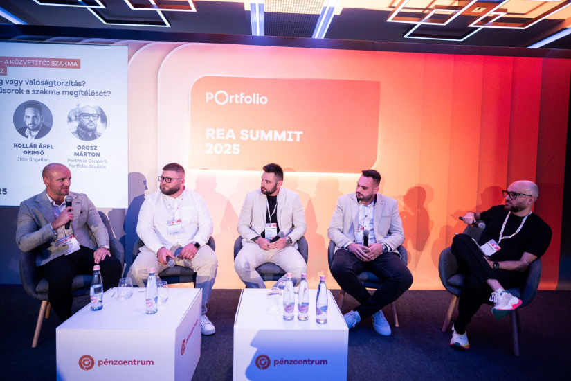 Orosz Márton, a Portfolio Studios főszerkesztője, Kollár Ábel Gergő, az Intor Ingatlan ügyvezető igazgatója, Répássy Gábor, a Rock Home iroda tulajdonosa, Salétros Dániel, az Intor Ingatlan partnere, irodavezetője és Szabó Béla, a Szabó Ingatlan tulajdonosa a REA SUMMIT 2025 – Powered by Pénzcentrum konferencián 2025. szeptember 17-én.