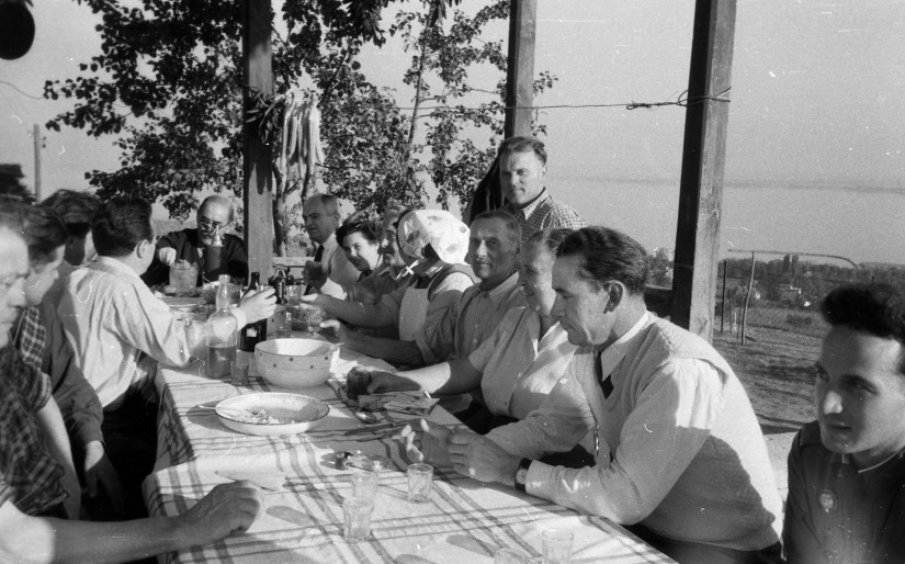Magyarország,
Balaton,
A Zabó család badacsonytomaji házának teraszán, az asztalfőn Nagy Imre, a felvétel a miniszterelnök szüreti látogatásakor, 1956. október 22-én készült, 1956-ban. (Fotó: Fortepan/Kotnyek Antal)