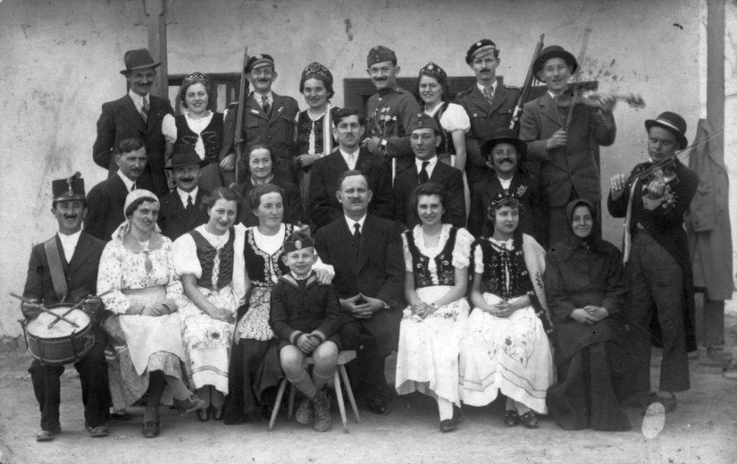 Szüreti bál Dunavecsén 1941-ben (Fotó: Fortepan/Jáki László)