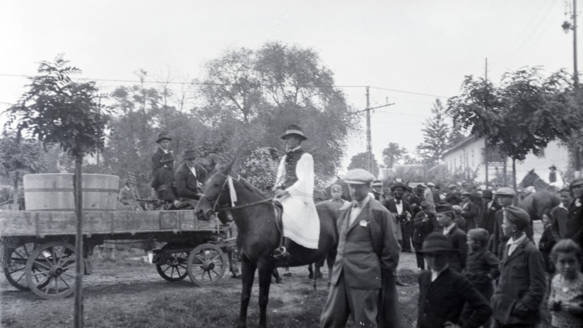 Szabadság tér, szüreti felvonulás Gödöllőn 1933-ban. Fotó: Fortepan/ Fotó adományozó
Somogyvári Gergő)