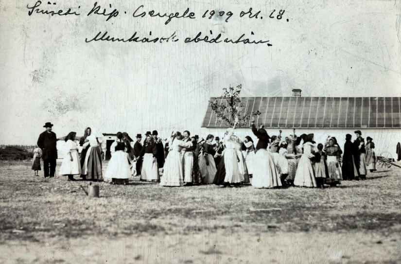 Csengelén a felvétel szüreti mulatság alkalmával készült 1909-ben. (Fotó: Fortepan, Fotó adományozó
Ungvári György)