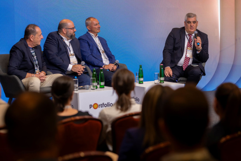 Sugár György, a Boston Group ügyvezetője, Simon Tamás, az Indotek Group értékesítési igazgatója, Rácz József, a Malom Bevásárlóközpont (MILL Partner Kft.) ügyvezető igazgatója és a beszélgetés moderátora, Prosits Attila, az MBSZ elnöke a A Portfolio Property Investment Forum 2025 konferencián 2025. szeptember 23-án.