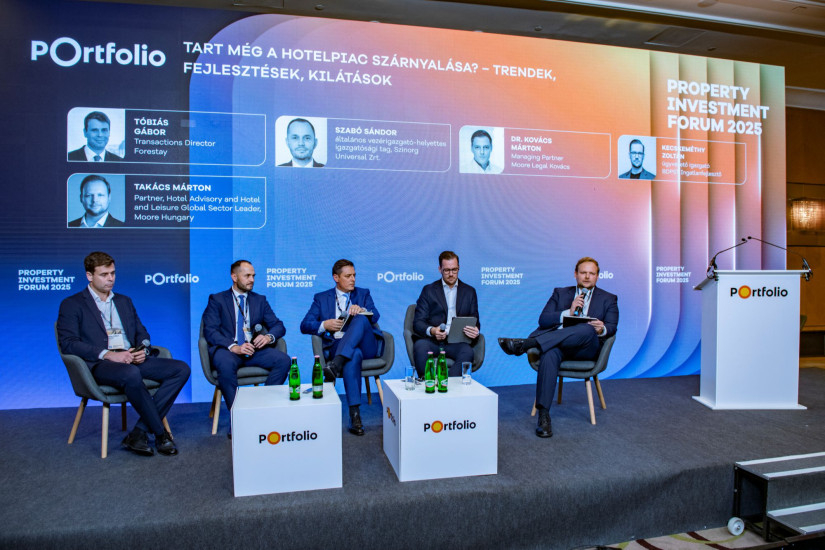 Tóbiás Gábor, a Forestay Transactions Directora, Szabó Sándor, a Szinorg Universal Zrt. általános vezérigazgató-helyettese, Dr. Kovács Márton, a Moore Legal Kovács Managing Partnere és Takács Márton, Partner, a Moore Hungary Hotel Advisory and Hotel and Leisure Global Sector Leadere a A Portfolio Property Investment Forum 2025 konferencián 2025. szeptember 23-án.