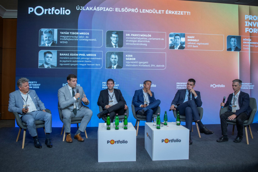 Tatár Tibor MRICS, a WING magyarországi lakó- és irodafejlesztési üzletágvezetője, Dr. Panyi Miklós, miniszterhelyettes, a Miniszterelnökség parlamenti és stratégiai államtitkára, Nagy Gergely, az OTP Bank vállalati régióvezetője, Görög Áron Konstantin, a Cordia értékesítési Igazgatója, Banai Ádám PhD, MRICS, a Magyar Nemzeti Bank monetáris politikáért, pénzügyi stabilitásért és jegybanki eszköztárért felelős ügyvezető igazgatója és a moderátor, Kiss Gábor, az IFK alelnöke, a Metrodom Kivitelező ügyvezető igazgatója a Portfolio Property Investment Forum 2025 konferencián 2025. szeptember 23-án.