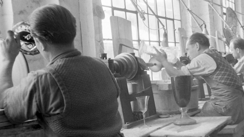 A salgótarjáni öblösüveggyárban 1950-ben (Fotó: Fortepan/Magyar Rendőr)