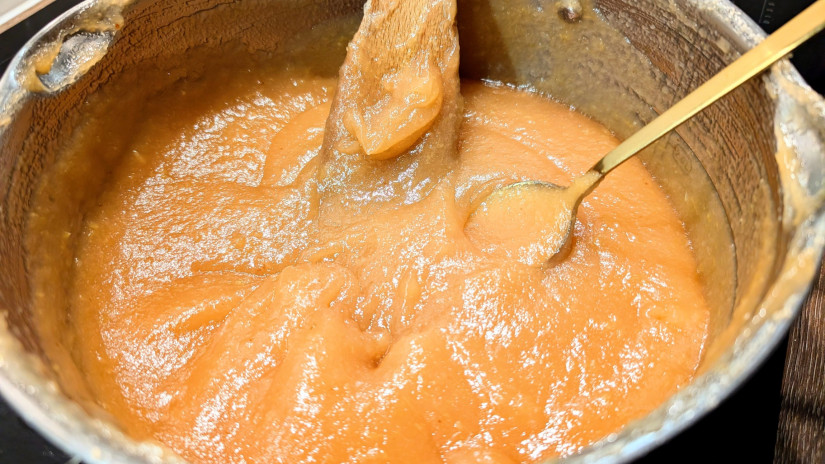 Birsalmapüré főzés után, besűrűsödve