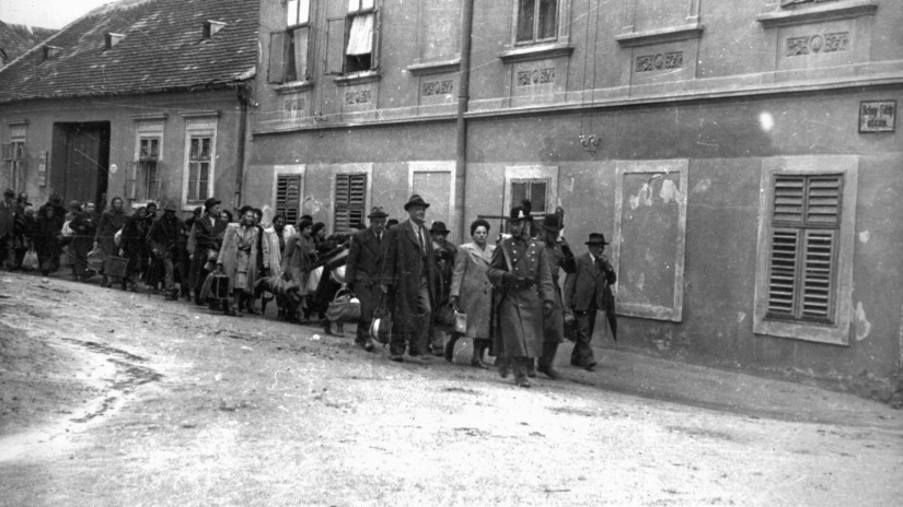 Schey Fülöp utca a Várkörnél. Zsidók gyalogmenete a Schey Fülöp utcai gettóból a vasútállomásra 1944. június 18-án. A szombathelyi gettóba történő átszállításuk után, 1944. július 4-én, Auschwitzba deportálták a foglyokat. (Fotó: Fortepan)