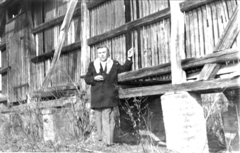 E kukorica szárítóból lopták a munkaszolgálatosok a kukoricát. A kitört deszka még 1977-ben is megvolt. Bács Pál felvétele. Forrás: https://mek.oszk.hu/03600/03664/html/