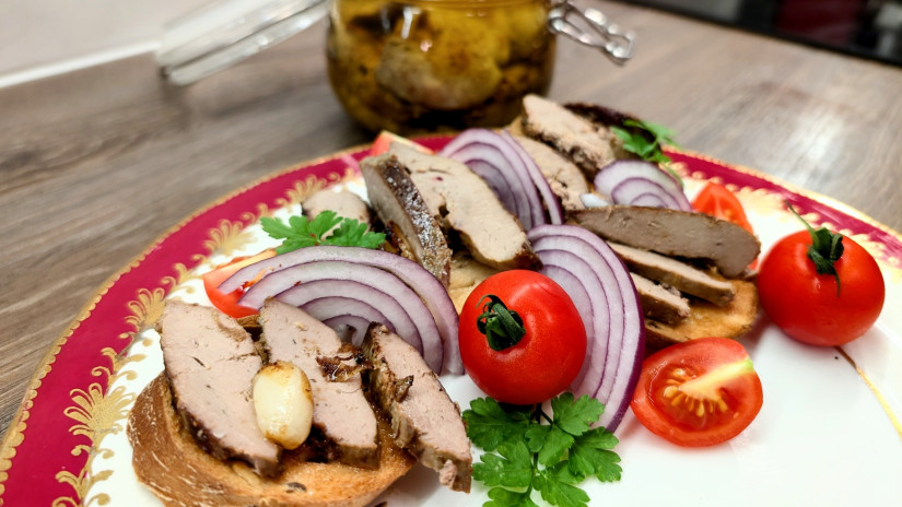 Sült libamáj libazsírral, pirítóssal, zöldségekkel