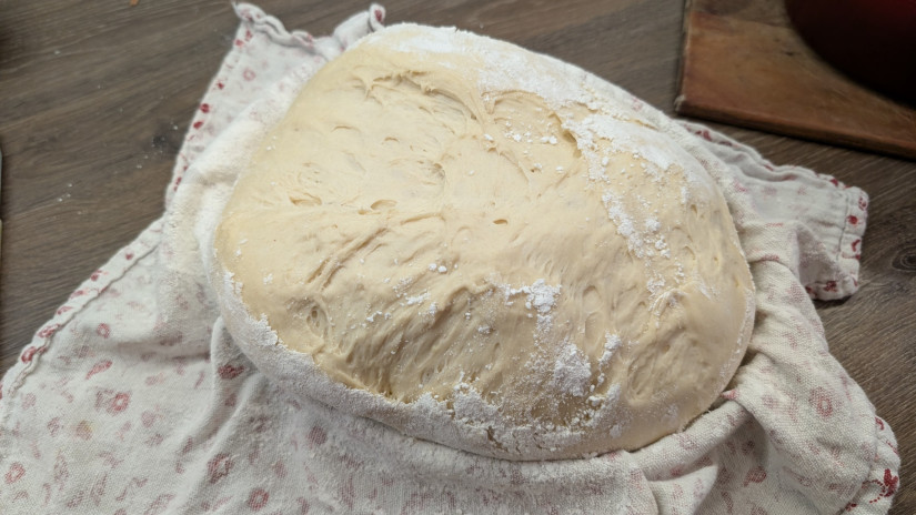 A megkelt kenyértészta sütés előtt