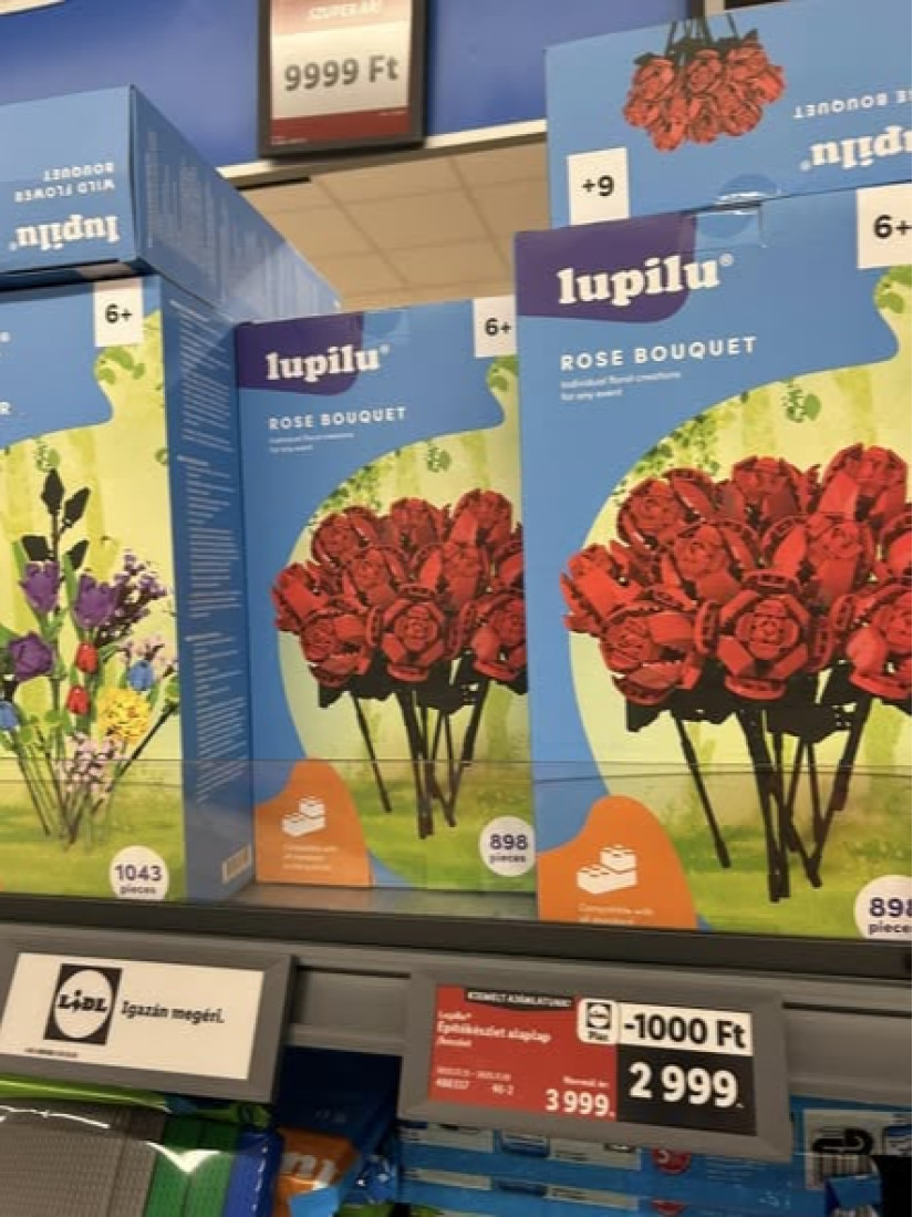 Forrás: Lidl saját márkás termék, Lupilu Rózsacsokor építőjáték készlet, 9 999 Ft (a képen látható címke a Lupilu Építőkészlet alaplapra vonatkozik).