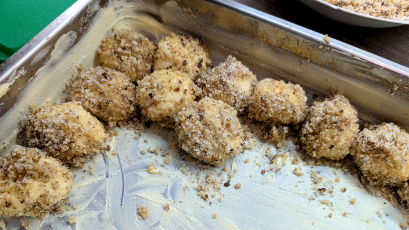 A tészta forgatása, tepsibe halmozása