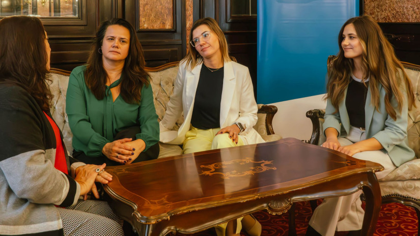 Leslie LaPage és magyar szervezőtársai,  Parádi Judit kommunikációs szakember és kulturális fesztiválszervező, valamint Szécsi Zita HR szakember és filmes helyszínszervező.