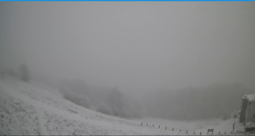 A turisták kedvenc menedékházát, a Nagy Hideg-hegyi turistaházat, és az elé táruló panorámát csodálhatjuk ezen a kamerán keresztül. Közvetlenül a ház előtt látható a déli sípálya - épp hóesés közben.