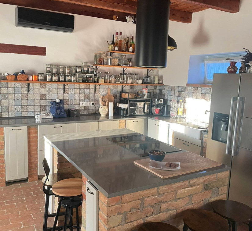 Modern konyha az öreg gombai parasztházban. Fotó: Gáspár János