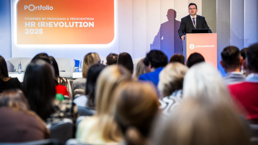 Madár István, a Portfolio vezető elemzője a  HR (R)evolution 2025 – Powered by Prohuman & Pénzcentrum november 26-i konferenciáján.